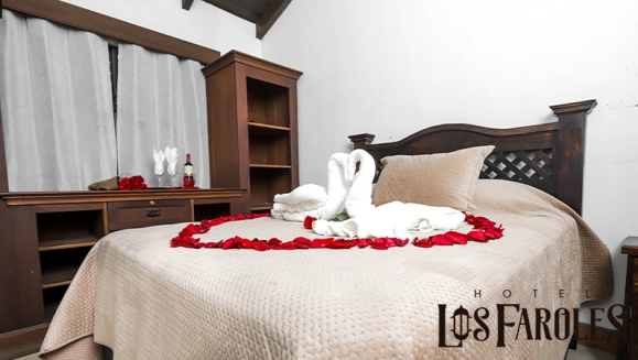 [Image: ¡Paga Q699 en Vez de Q1,100 por Estadía Romántica para 2 Personas que Incluye: Noche de Hospedaje en Hotel Los Faroles en Cobán + Decoración Romántica con Pétalos de Rosa + Vino + 2 Desayunos!m]