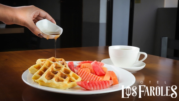 [Image: ¡Paga Q699 en Vez de Q1,100 por Estadía Romántica para 2 Personas que Incluye: Noche de Hospedaje en Hotel Los Faroles en Cobán + Decoración Romántica con Pétalos de Rosa + Vino + 2 Desayunos!m]