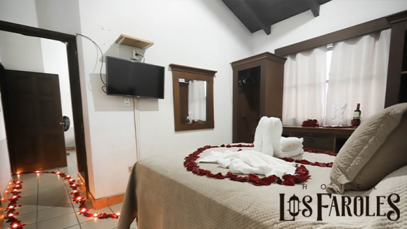 [Image: ¡Paga Q699 en Vez de Q1,100 por Estadía Romántica para 2 Personas que Incluye: Noche de Hospedaje en Hotel Los Faroles en Cobán + Decoración Romántica con Pétalos de Rosa + Vino + 2 Desayunos!m]