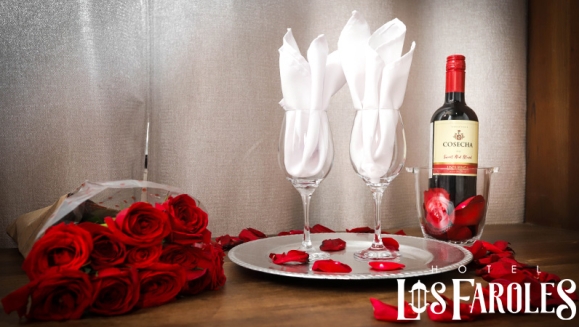 [Image: ¡Paga Q699 en Vez de Q1,100 por Estadía Romántica para 2 Personas que Incluye: Noche de Hospedaje en Hotel Los Faroles en Cobán + Decoración Romántica con Pétalos de Rosa + Vino + 2 Desayunos!m]