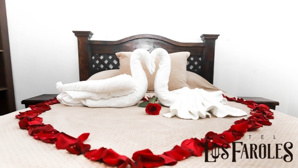 [Image: ¡Paga Q699 en Vez de Q1,100 por Estadía Romántica para 2 Personas que Incluye: Noche de Hospedaje en Hotel Los Faroles en Cobán + Decoración Romántica con Pétalos de Rosa + Vino + 2 Desayunos!m]